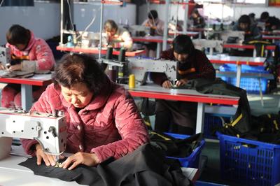 濉溪縣四鋪鎮(zhèn) 縫紉機奏響富民曲 村辦企業(yè)托起振興夢