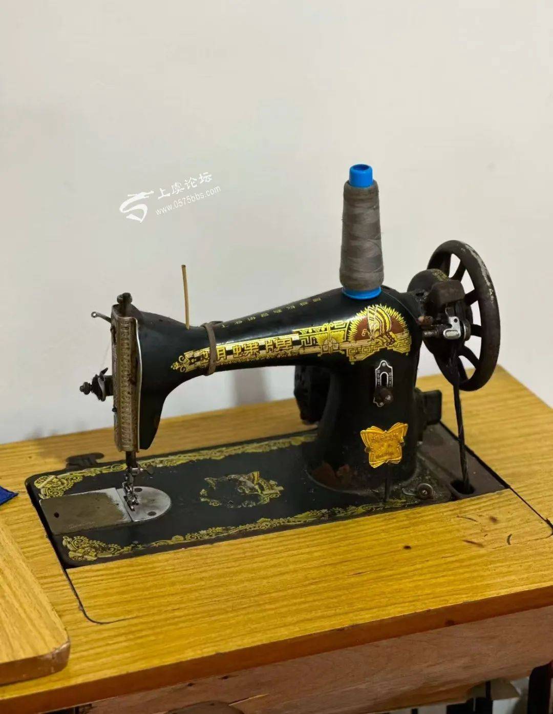 縫紉機(jī) 嘎吱作響的童年，與永不褪色的母愛(ài)